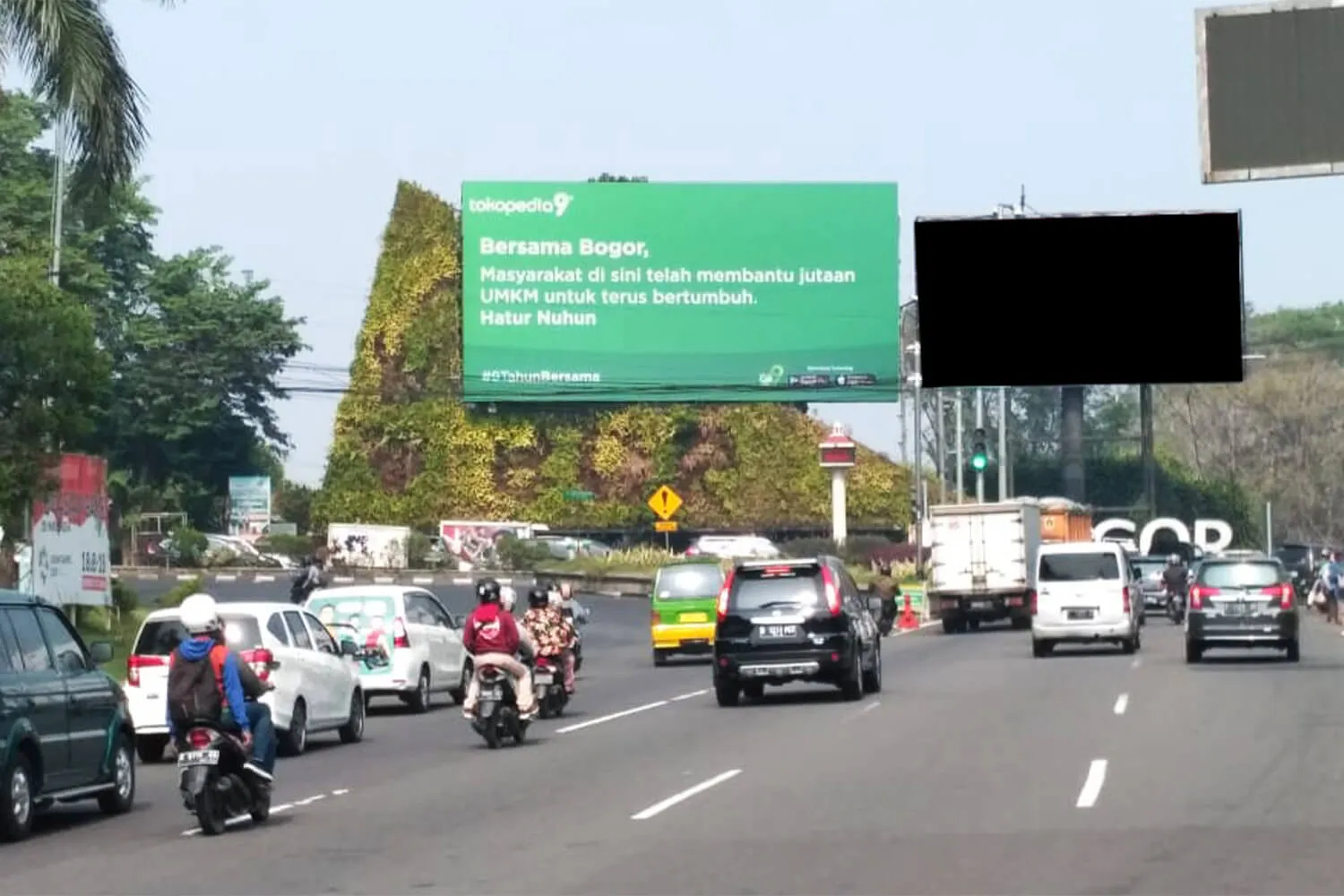 contoh iklan billboard tokopedia