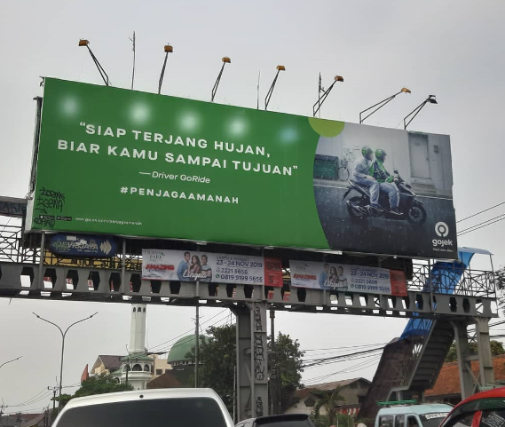 contoh iklan billboard gojek